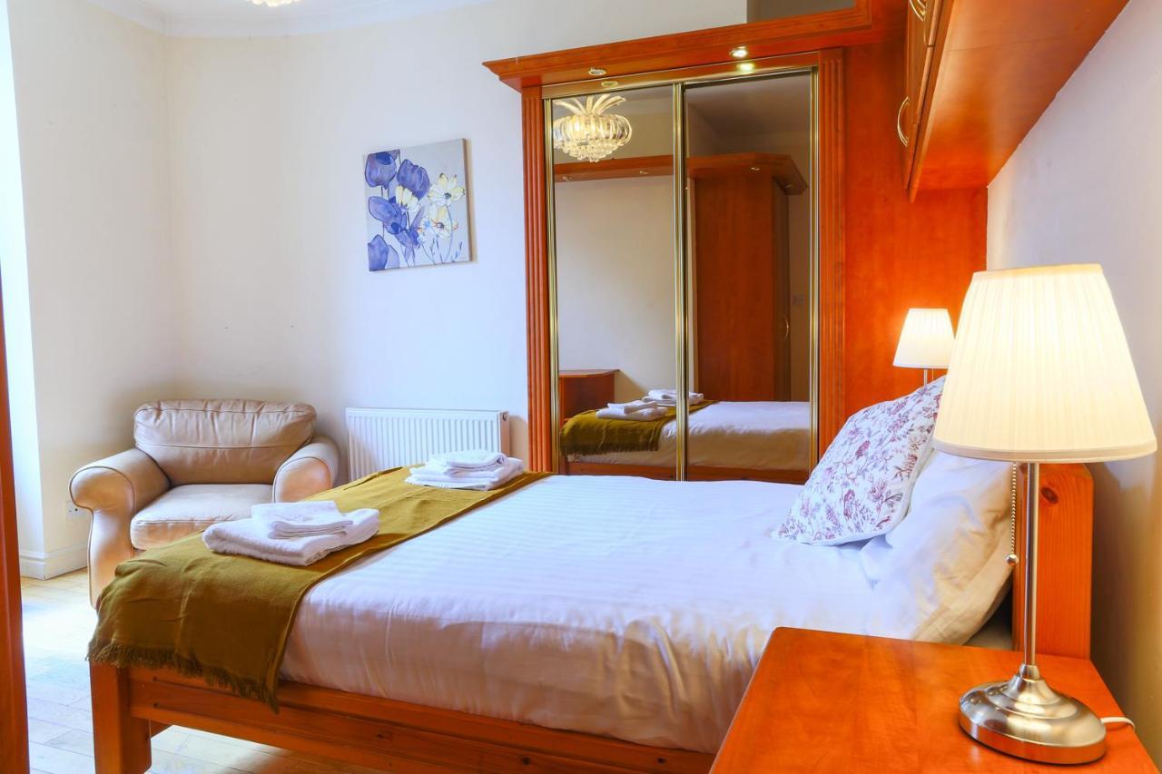 1 Minute From Royal Mile, Large 5 Bed Apartment Edinburgh