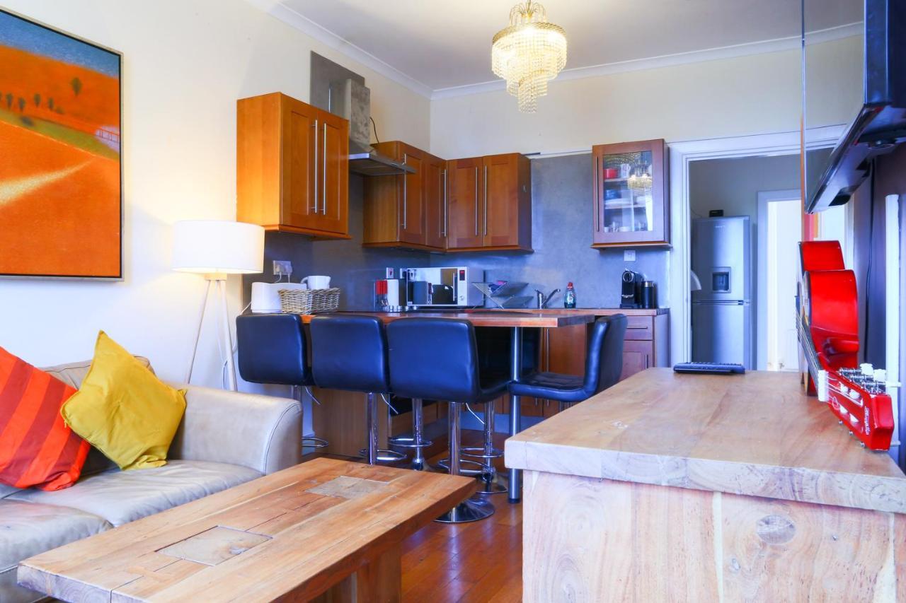 Apartment 1 Minute From Royal Mile, Large 5 Bed *