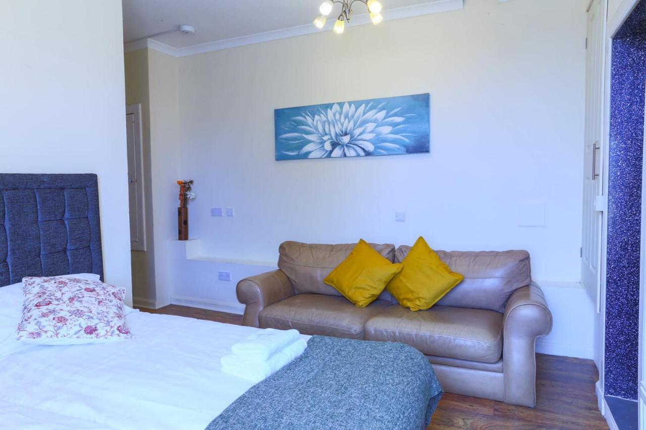 1 Minute From Royal Mile, Large 5 Bed Apartment *