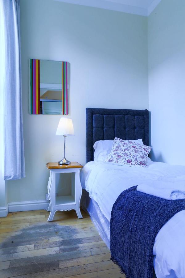 Apartment 1 Minute From Royal Mile, Large 5 Bed